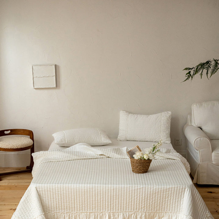 Gesteppte Baumwoll‑Tagesdecke im japanischen Wabi‑Sabi‑Stil mit Längssteppung und Volant