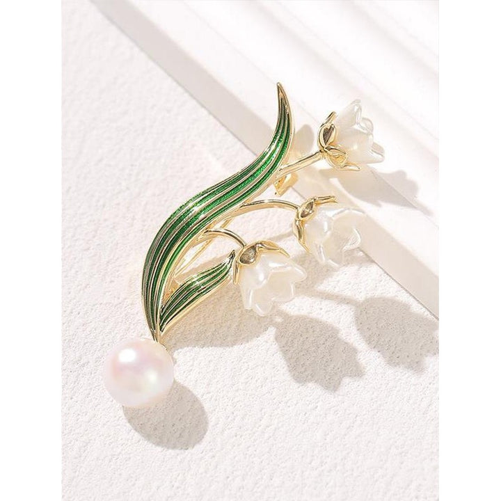 Elegante Blütenbrosche mit Perlenanhänger Karnz