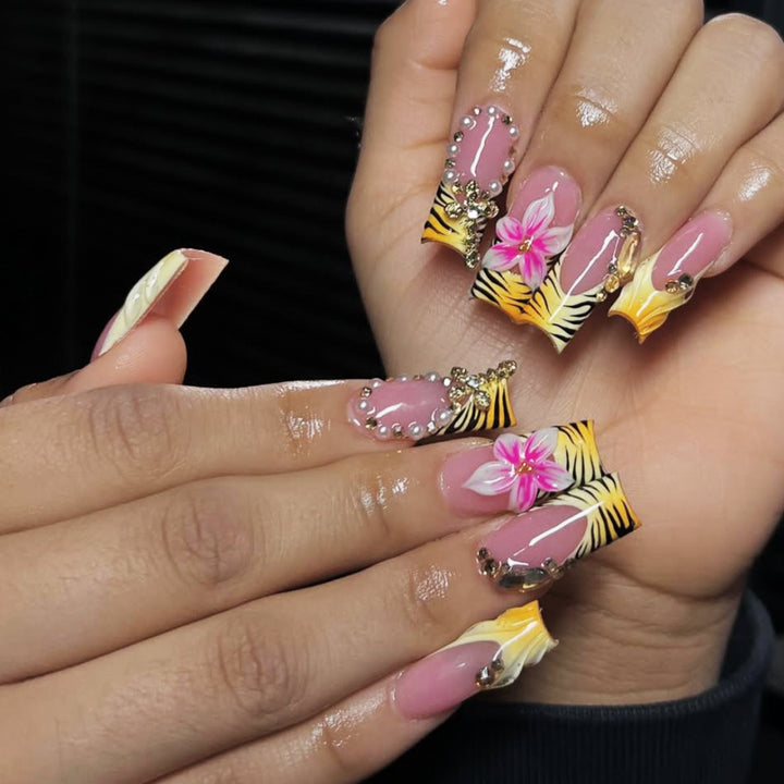 Exotische Blumennagelkunstverzierungen Karnz