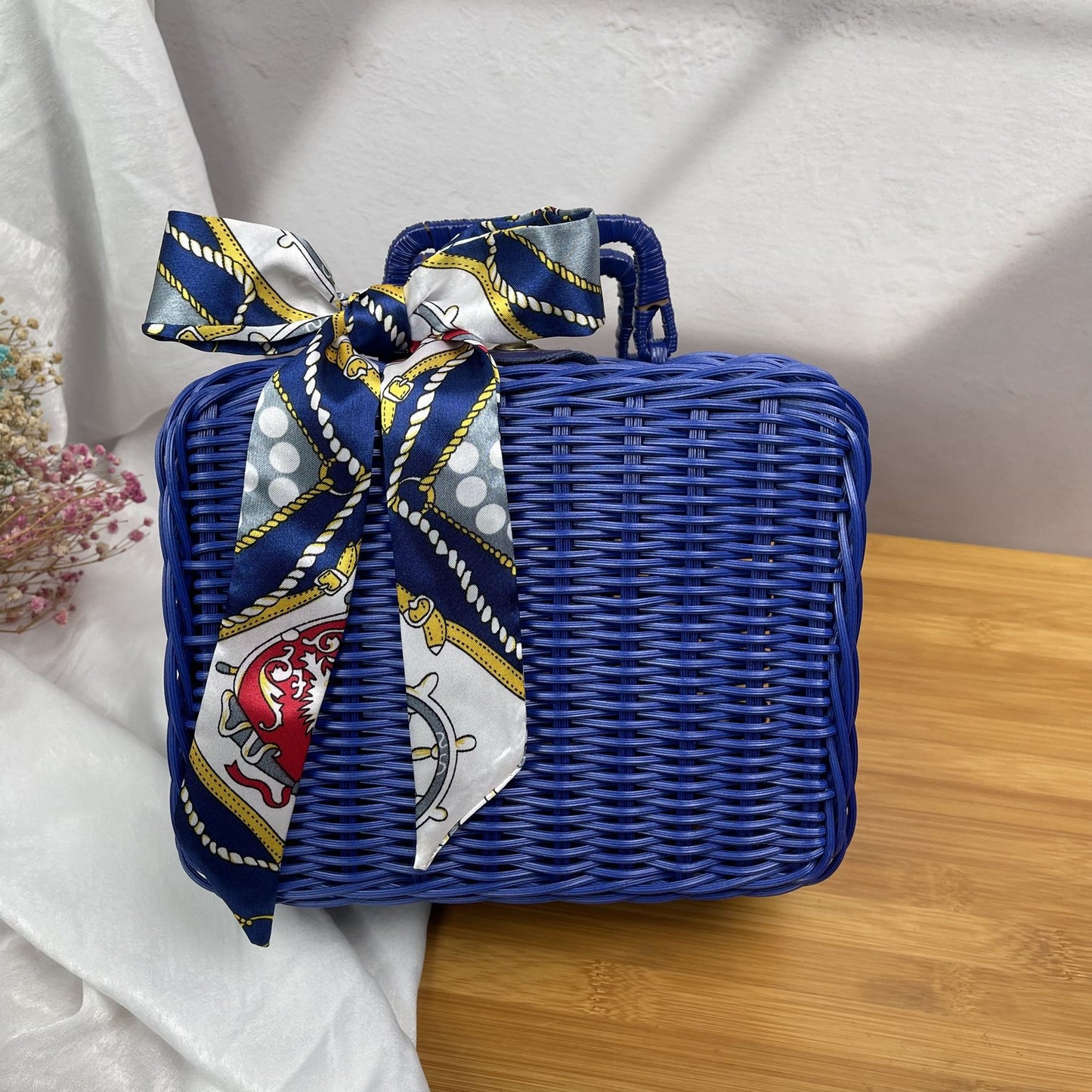 Damen geflochtener Handtasche mit dekorativem Seidenband Karnz