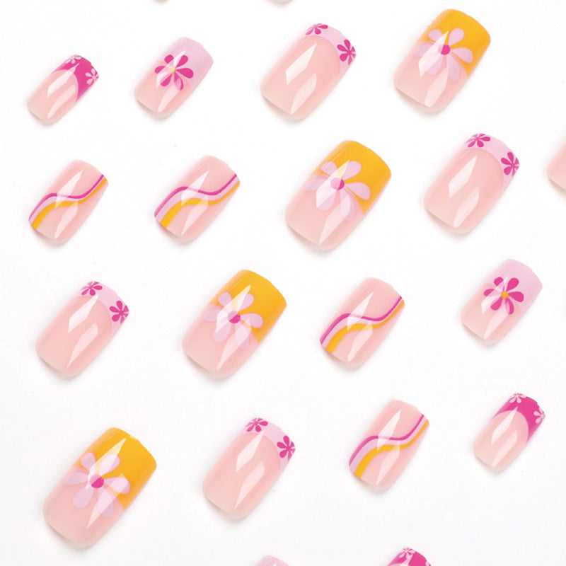 Kreative Nagelkunst mit floralem Design und bunten Akzenten Karnz