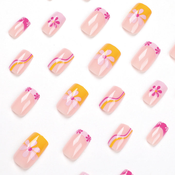 Kreative Nagelkunst mit floralem Design und bunten Akzenten Karnz