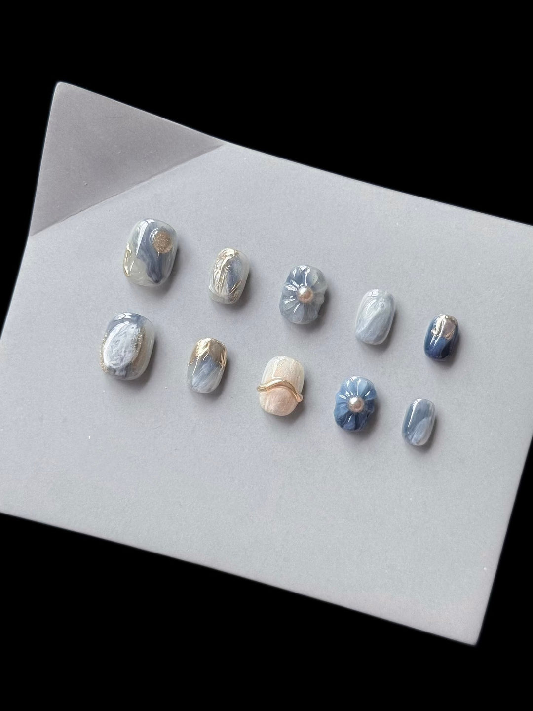 Künstlerisches Press-On Nagelkunst Set mit einzigartigen floralen und marmorierten Akzenten