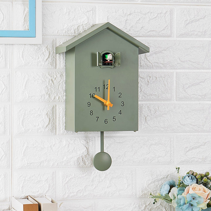 Kuckucksuhr im kreativen Hausdesign Karnz