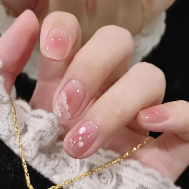 Kunstnägel mit Elegantem Perl- und Glitzerdesign Karnz