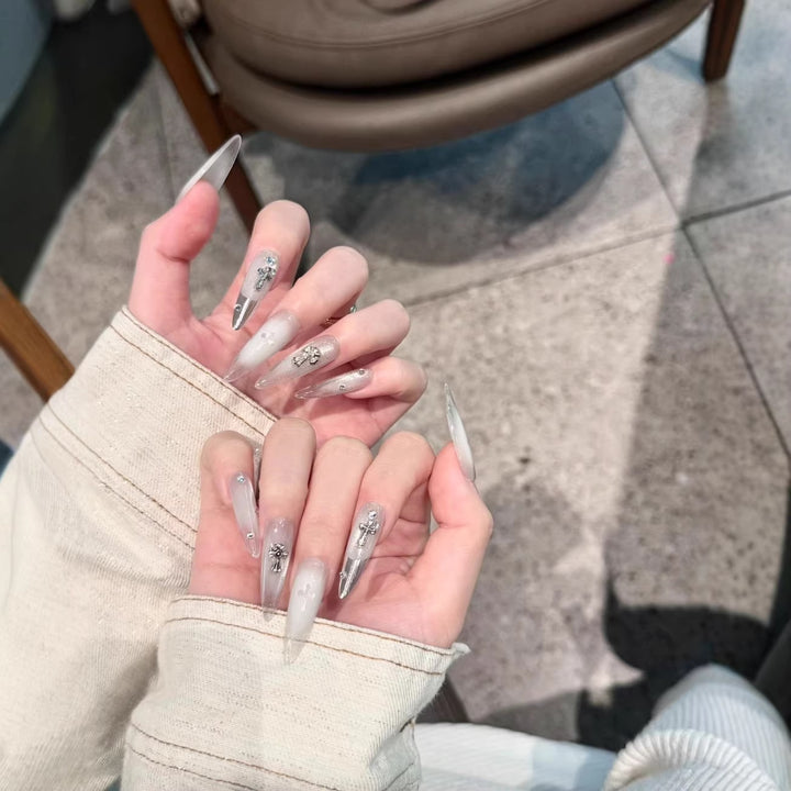 Glamouröse Stiletto-Nagelerweiterungen