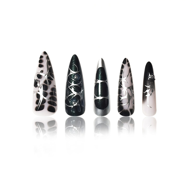 Elegante Stiletto-Nagelkunstverlängerungen mit aufwändigem Design Karnz