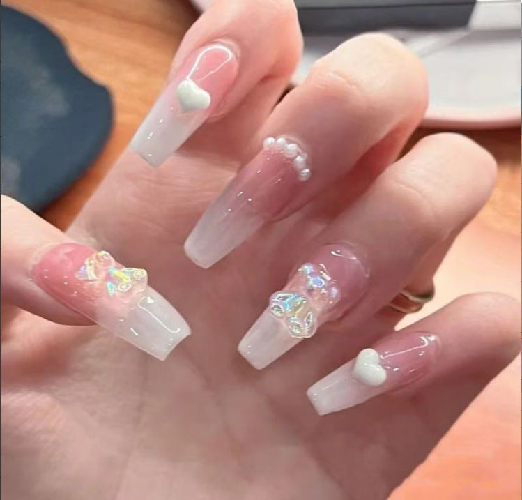 Glamouröse Nagelkunst mit Perlen und Glitzer Karnz