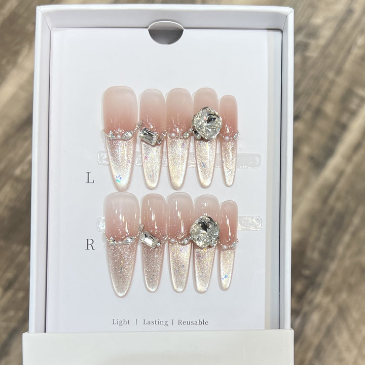 Dekorativer Stiletto Press-On Nagelkunstset mit Strassdetails Karnz
