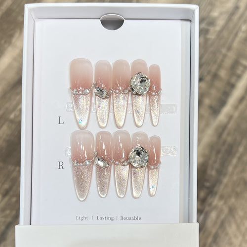 Dekorativer Stiletto Press-On Nagelkunstset mit Strassdetails Karnz