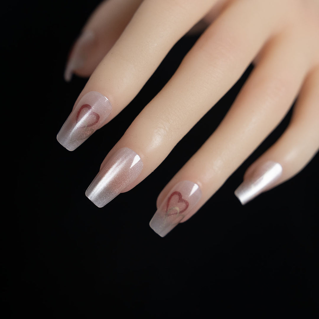 Künstlerisches Press-On Nagelset mit Herzdesign