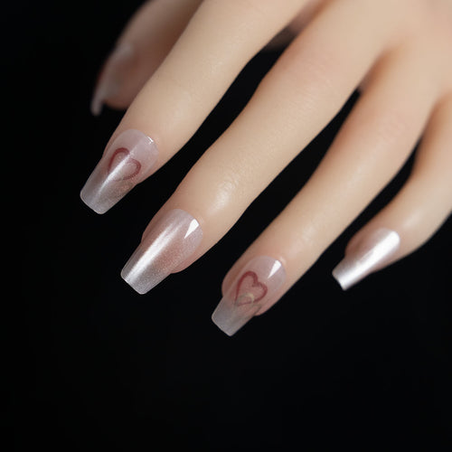 Künstlerisches Press-On Nagelset mit Herzdesign
