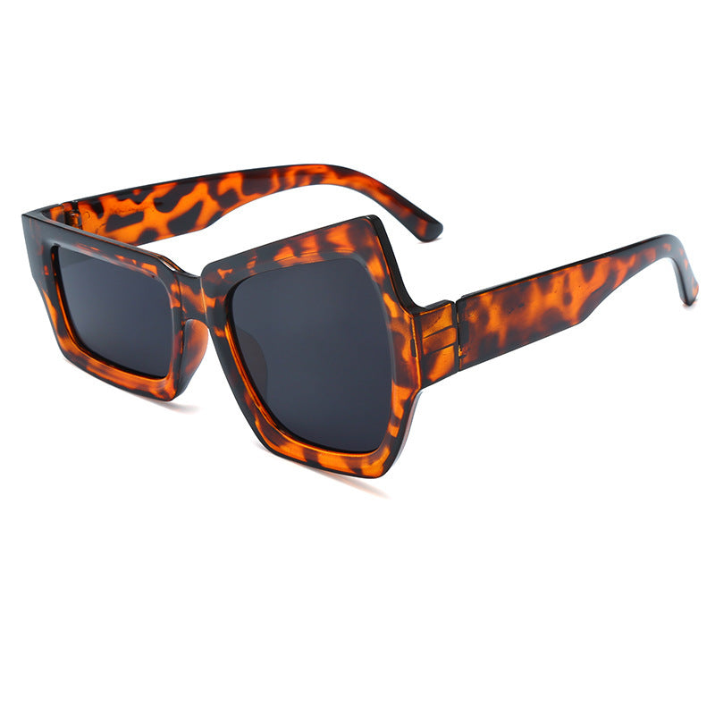 Bold Angular Frame Sonnenbrille Karnz