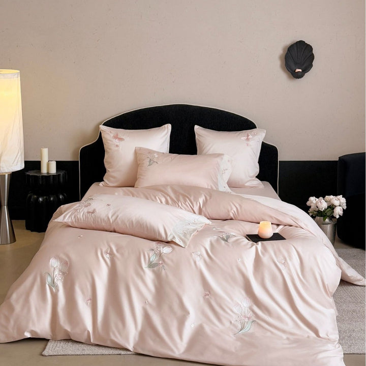 Satin-Bettwäscheset mit pastellbestickten Blumenapplikationen und extraweichem Finish