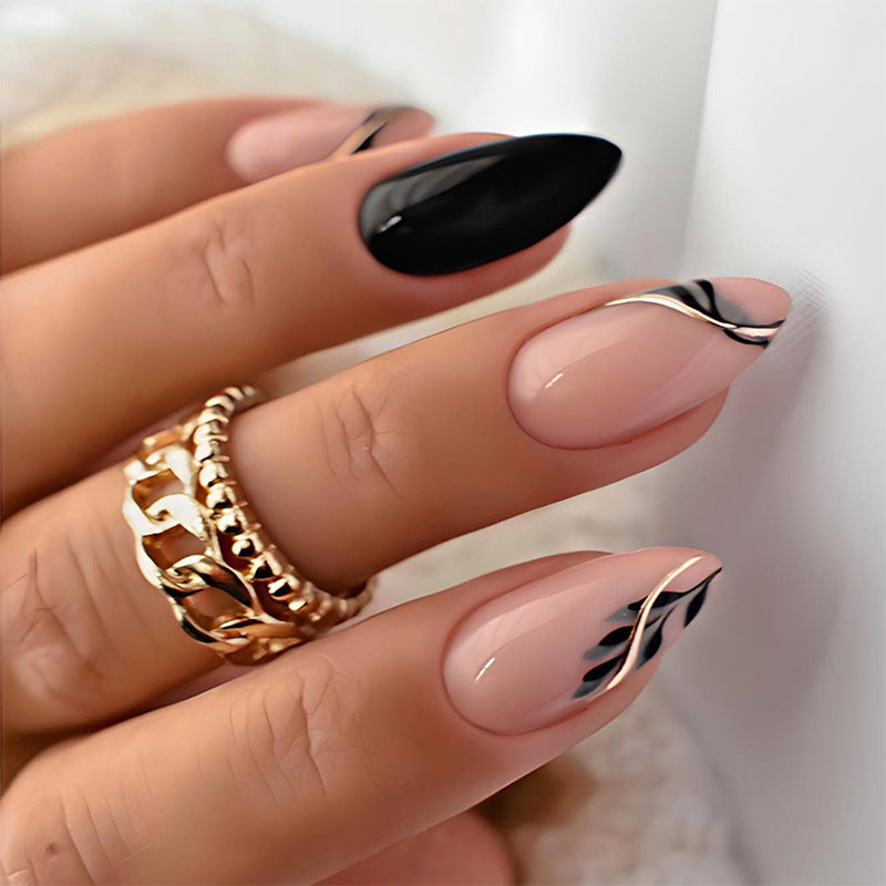 Dekorativer Press-On-Nagelsatz mit eleganten Designs Karnz