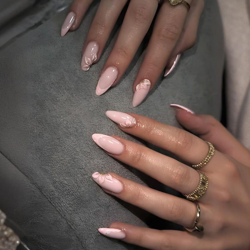 Kunstnagelset mit zarten Blütenverzierungen und elegantem Glanz Karnz