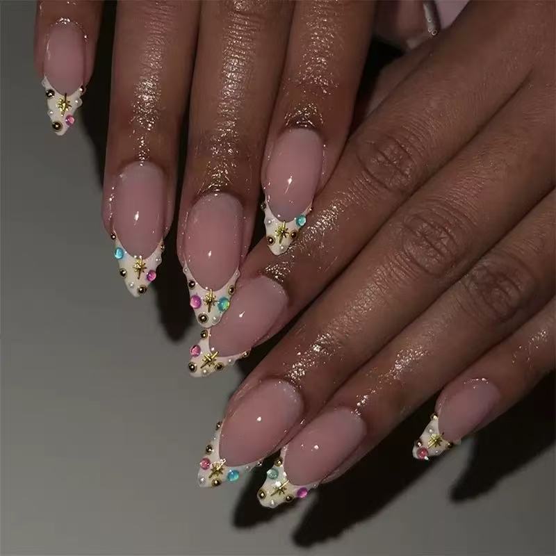 Kunstnagelset mit glamourösen 3D-Verzierungen und funkelnden Strass Karnz