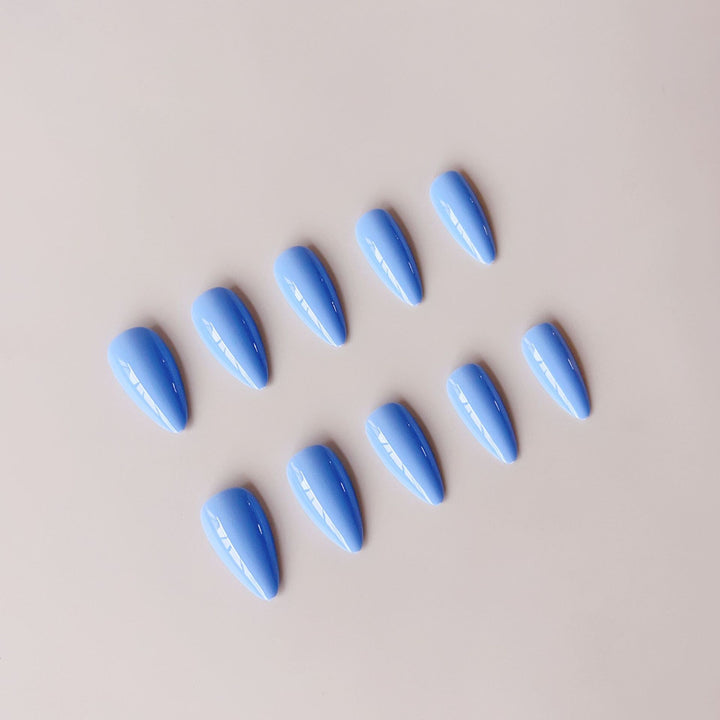 Kunstnagelset mit eleganten, hochglänzenden Spitzen Karnz