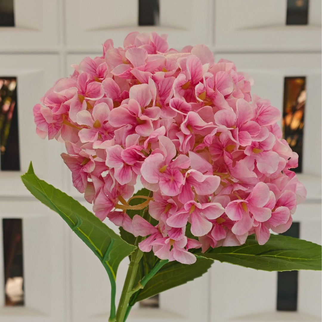 Lebensnahe Hortensienblumenstrauß