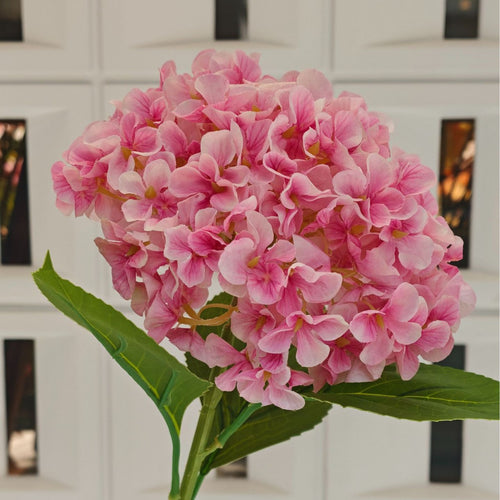 Lebensnahe Hortensienblumenstrauß