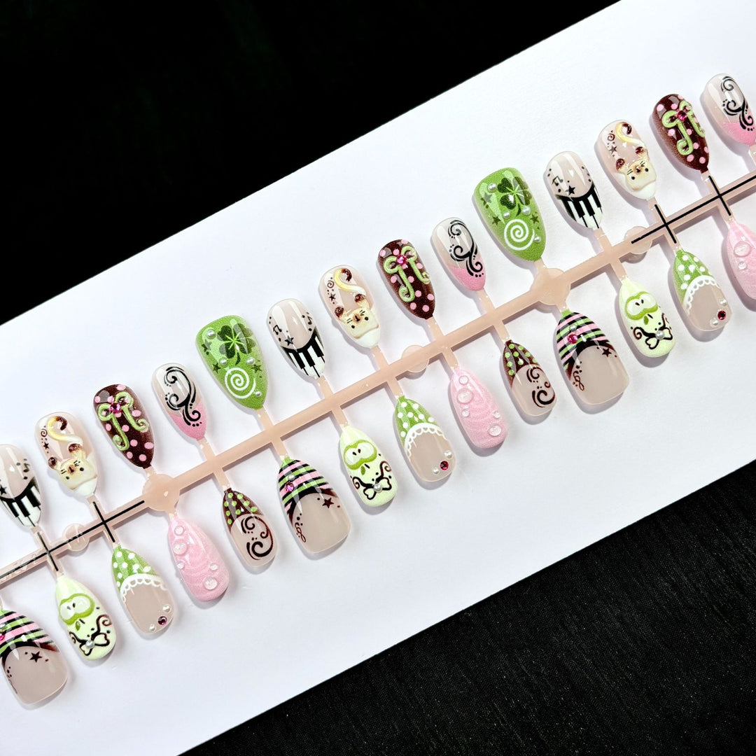 Themenbezogenes Künstlerisches Press-On Nageldesign-Set