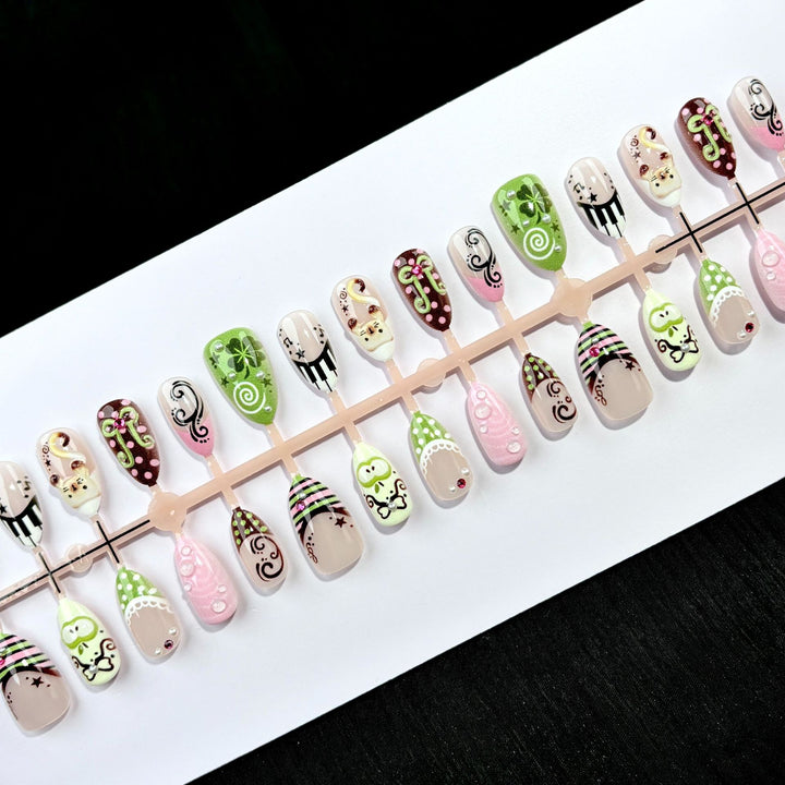 Themenbezogenes Künstlerisches Press-On Nageldesign-Set