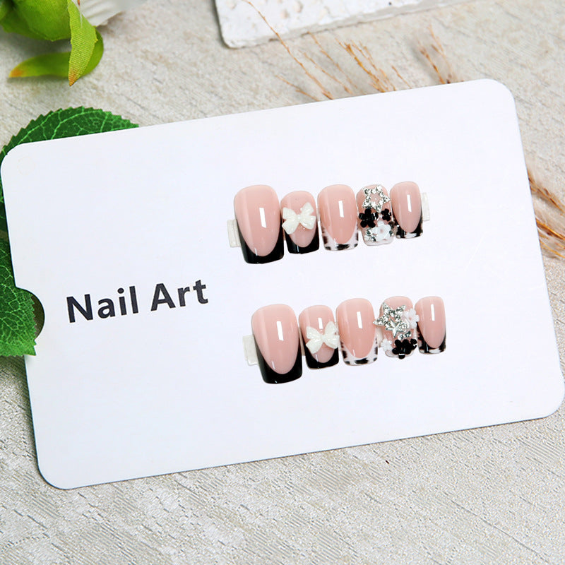 Elegante Kunstnägel mit detaillierten Verzierungen Karnz