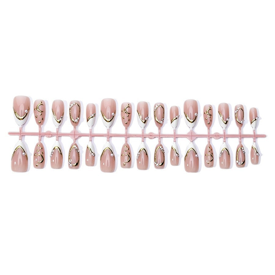 Exquisites Kunstnagelset mit feinen 3D-Verzierungen und eleganten Akzenten Karnz