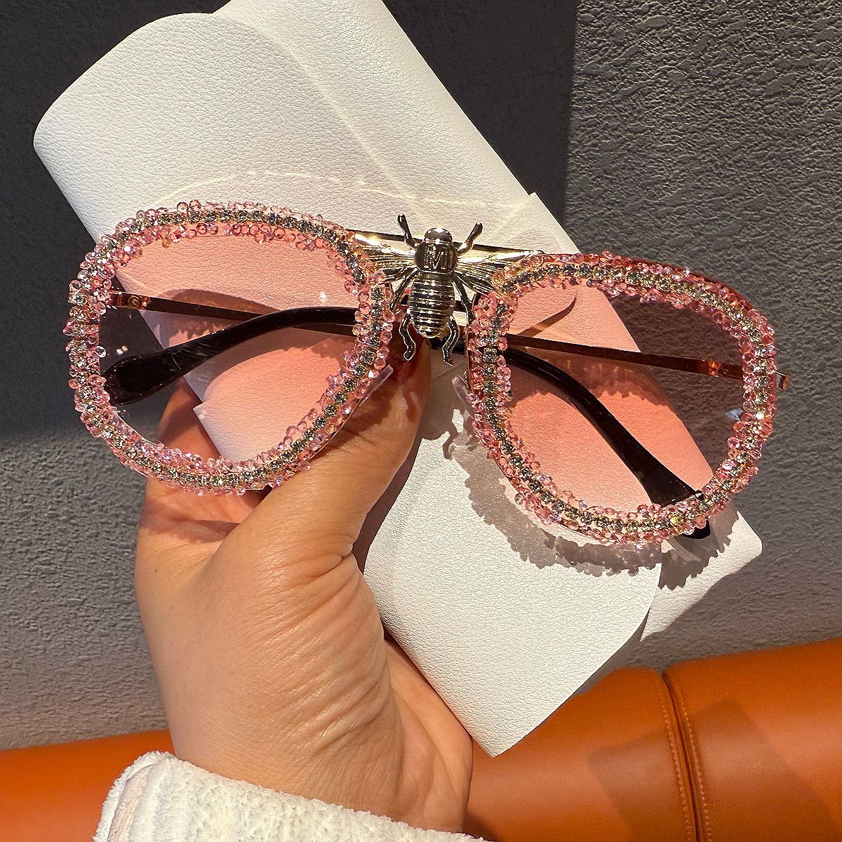 Damen Glamouröse Statement-Sonnenbrille mit einzigartigem Insektendesign Karnz