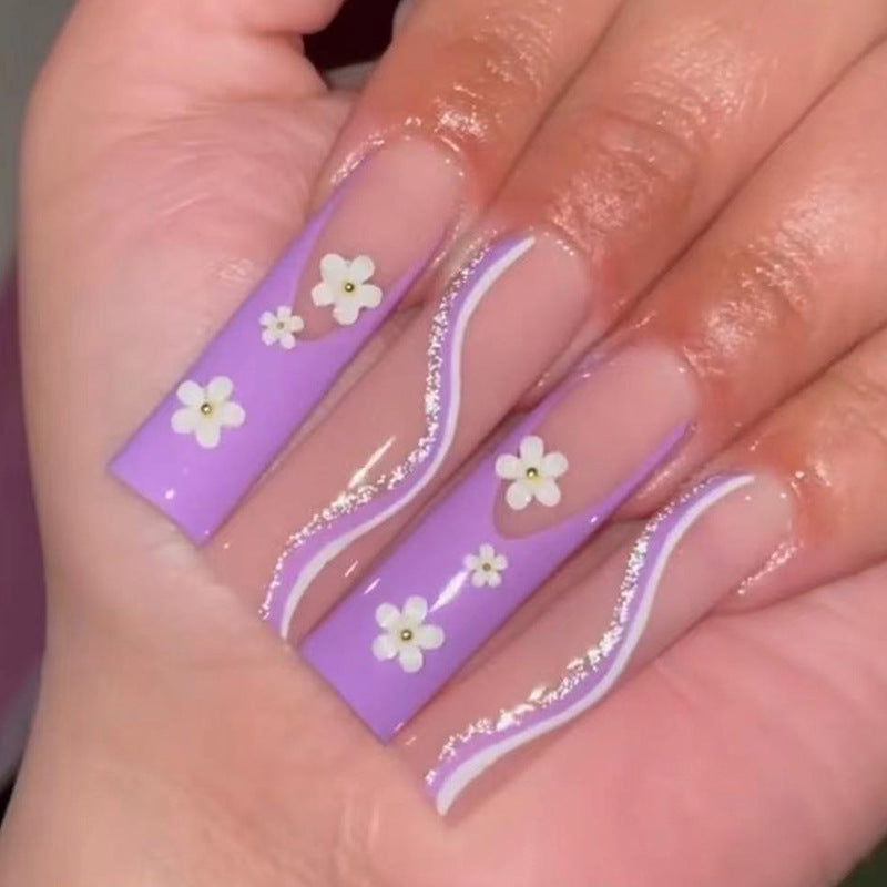 Kreative Nagelkunst mit floralen Akzenten Karnz