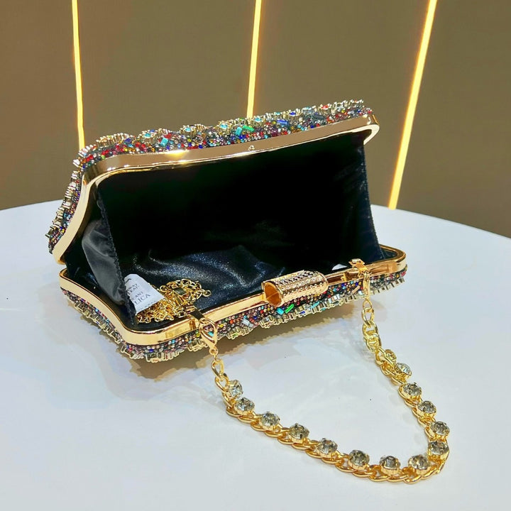 Elegante mit Schmucksteinen verzierte Abendhandtasche