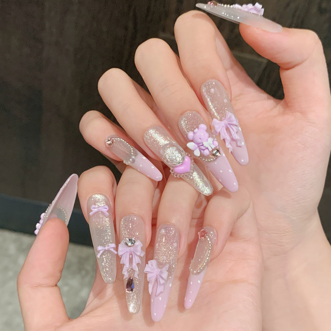 Dekoratives Press-On Nail Art Set mit verspielten Akzenten