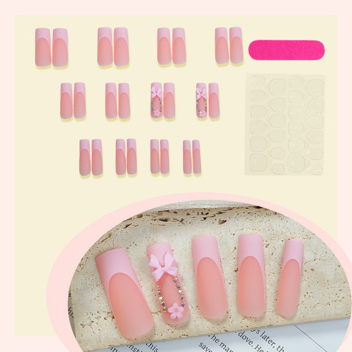 Dekorative Press-On Nagelkunst mit floralen und Schleifenakzenten Karnz