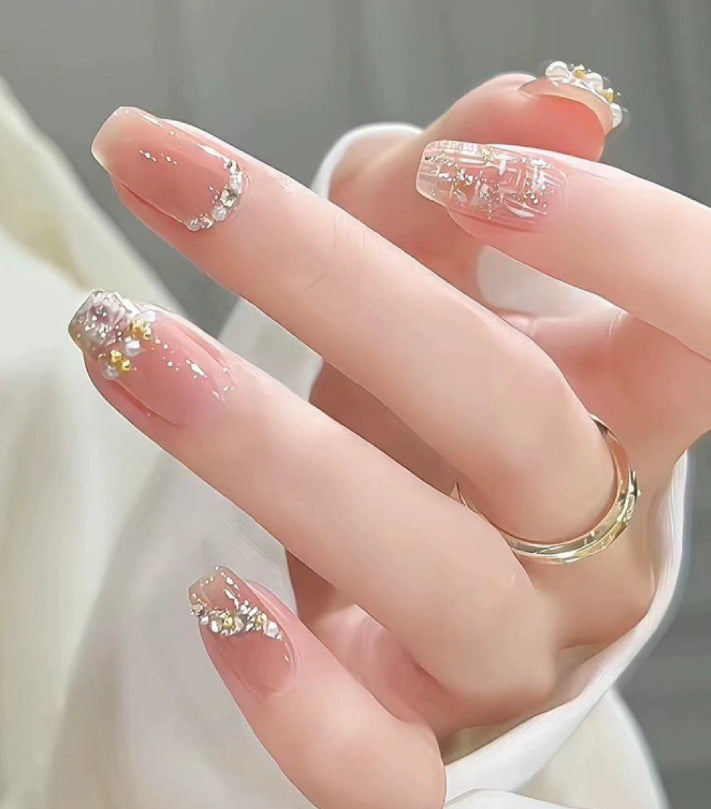 Elegantes Nageldesign mit Perlenverzierung Karnz