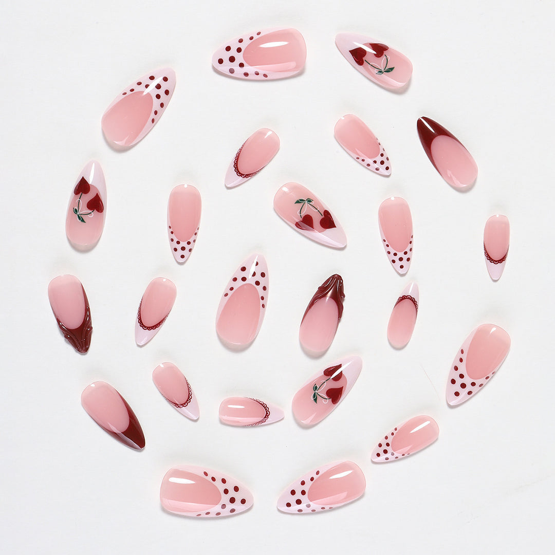 Kreatives Kunstnagelset mit romantischem Herz-Design und verspielten Akzenten Karnz