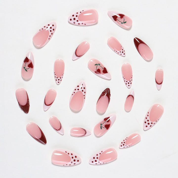 Kreatives Kunstnagelset mit romantischem Herz-Design und verspielten Akzenten Karnz
