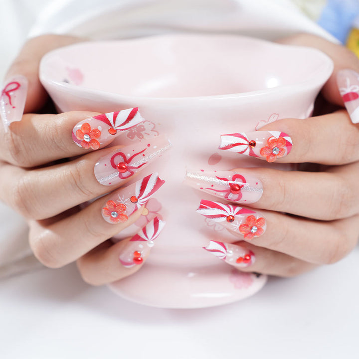 Dekorative florale Nagelspitzen Karnz