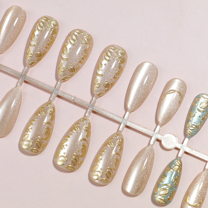 Künstlerisches Stiletto Press-On Nagelset mit eleganten goldenen Akzenten Karnz