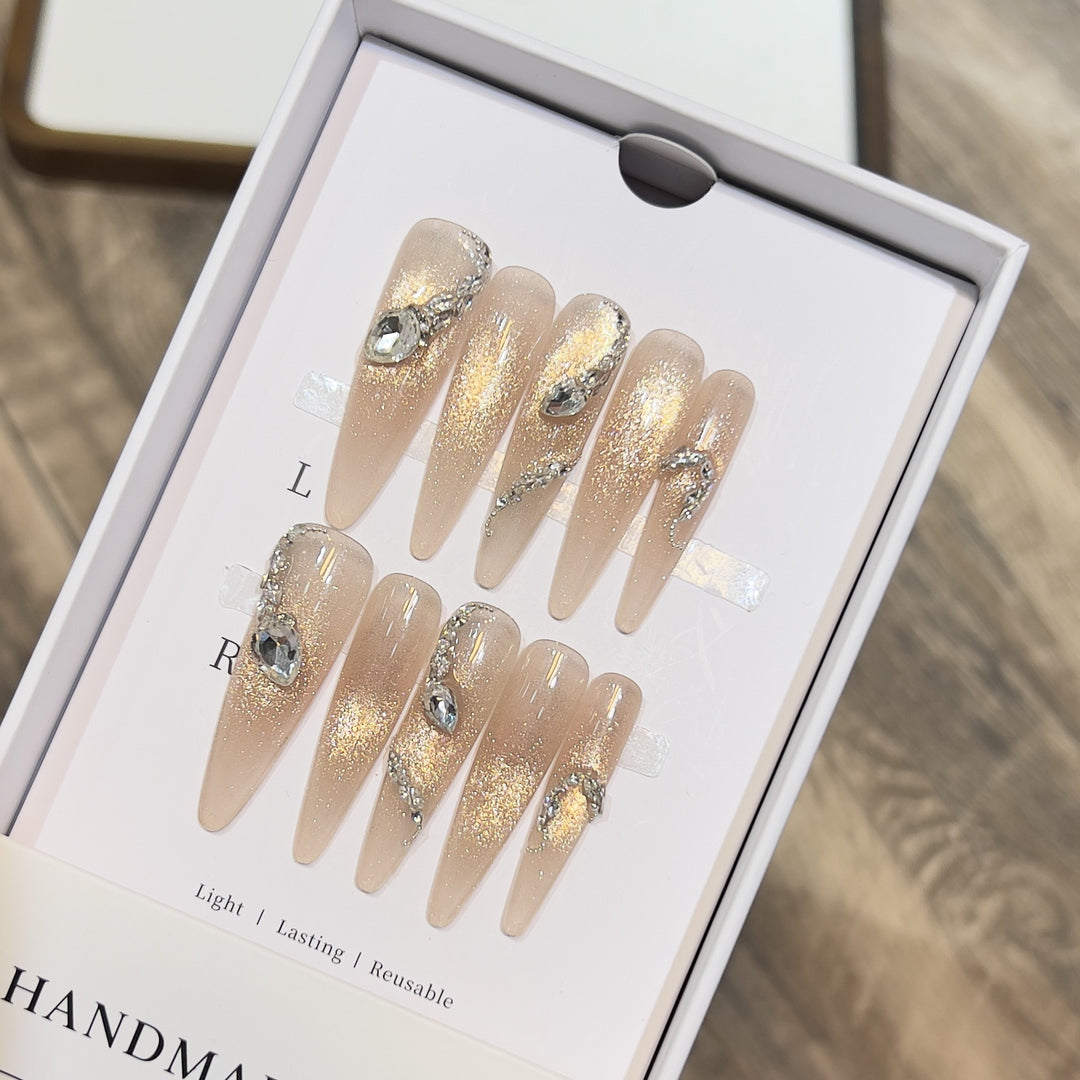 Dekoratives Stiletto Press-On-Nagelkunstset mit Kristallakzenten Karnz