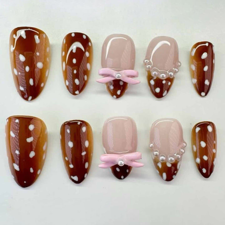 Künstliche Nagelkunst mit Punktmuster und Schleifenakzenten Karnz