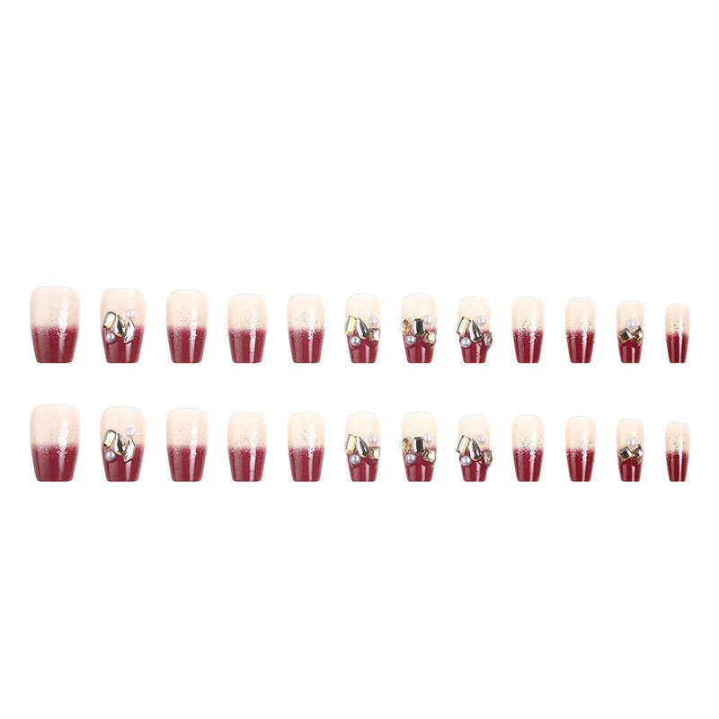 Kunstnagelset mit eleganten Glitzer- und Blumenakzenten Karnz