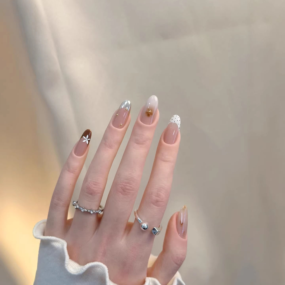 Elegantes Press-On-Nagelkunstset mit einzigartigen Dekorationsakzenten