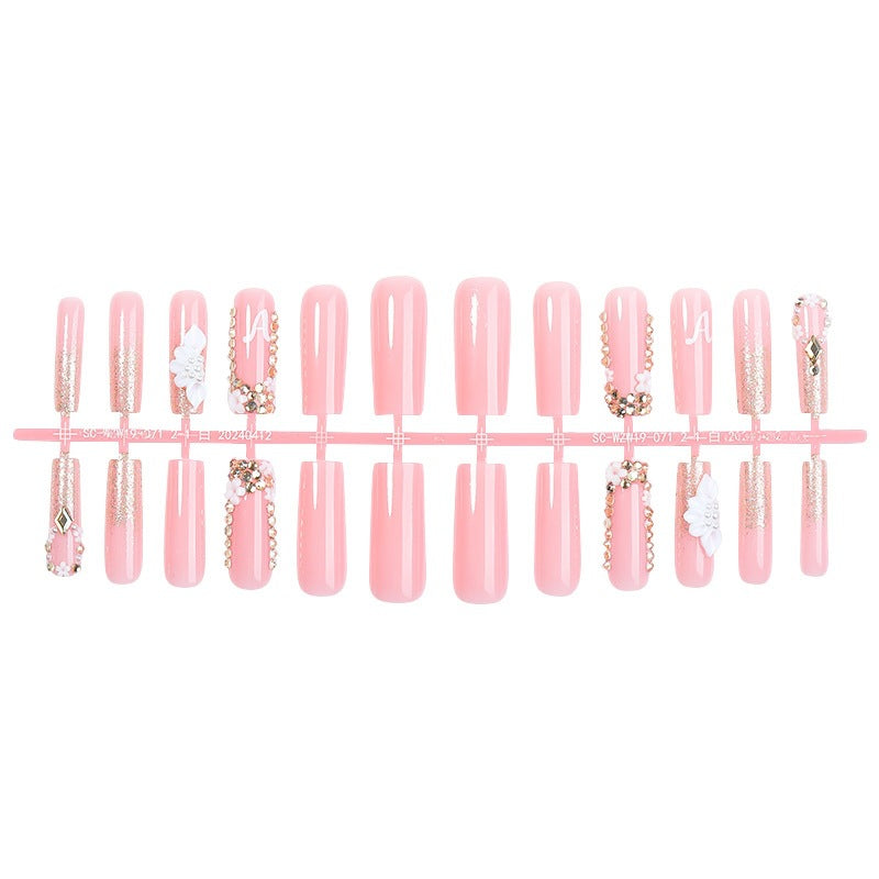 Kreatives Kunstnagelset mit zarten Blüten- und Glanzverzierungen Karnz