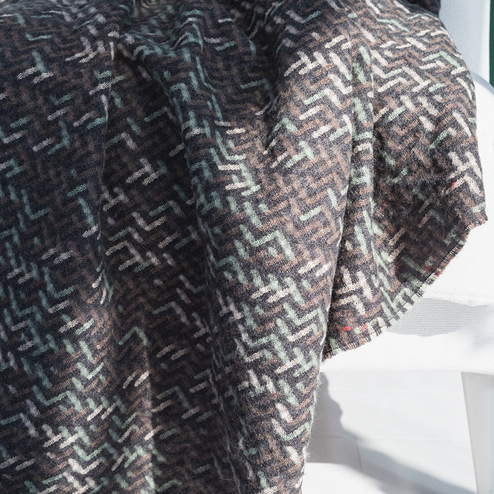 Grobgewebte Wohndecke mit Fischgrät‑Jacquard und langen Fransen
