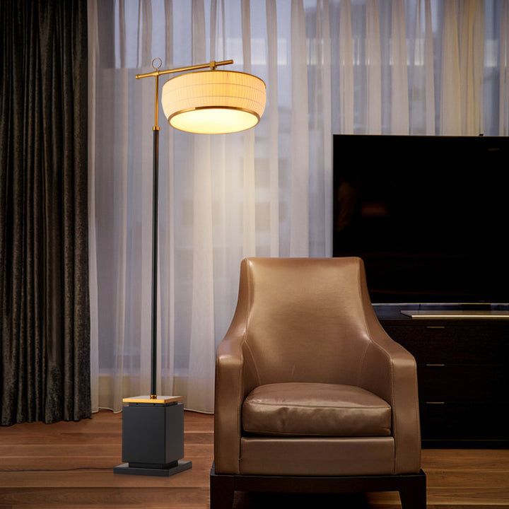 Elegante verstellbare Stehlampe mit geometrischem Fuß