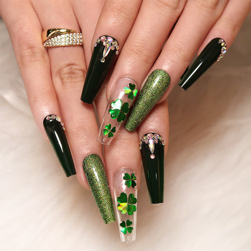 Künstliche Nagelkunst mit Kleeblattmotiven Karnz