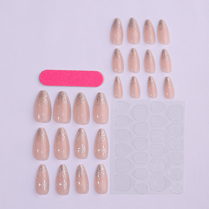 Kunstnagelset mit elegantem Glitzer-French-Design und kunstvollen Verzierungen Karnz