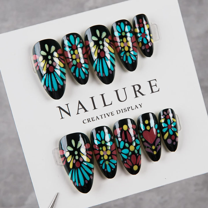 Künstlerisches Press-on-Nagelset mit floralen Designs