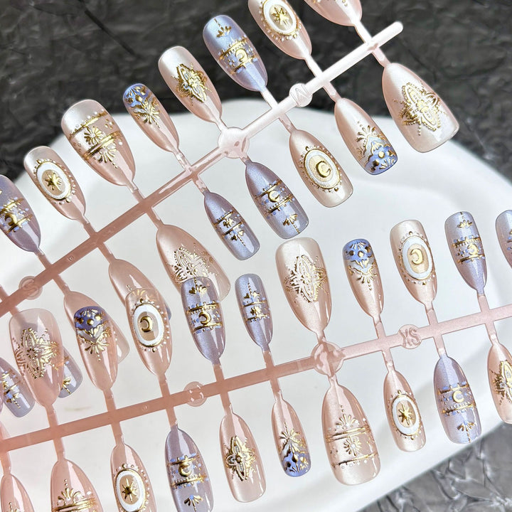 Dekoratives Press-On Nagelkunst-Set mit komplizierten Mustern