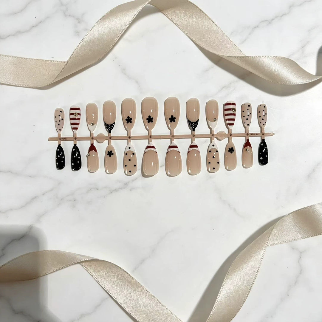 Künstlerisches Stiletto Press-On Nagelset mit einzigartigen Mustern Karnz